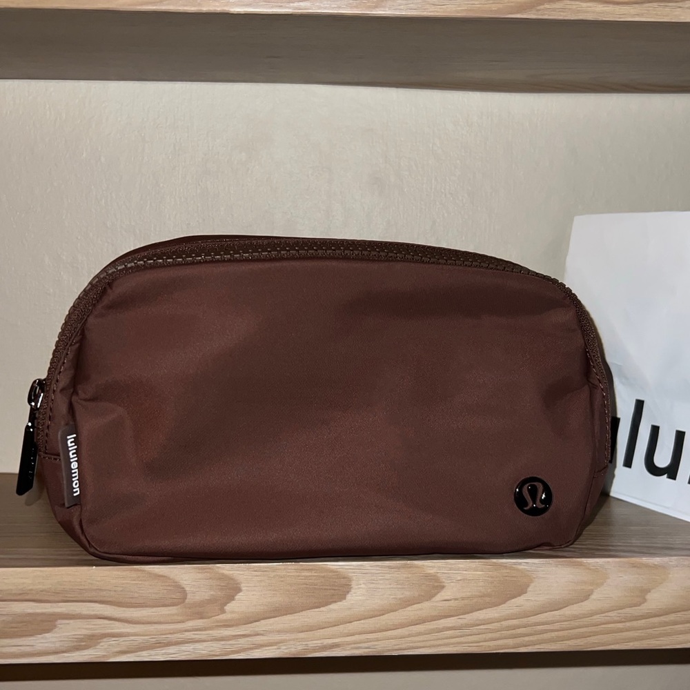 Lululemon Everywhere Belt Bag in Java